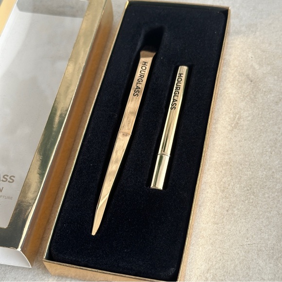 Hourglass Confession Lipstick 2 Shades - Picture 2 of 5